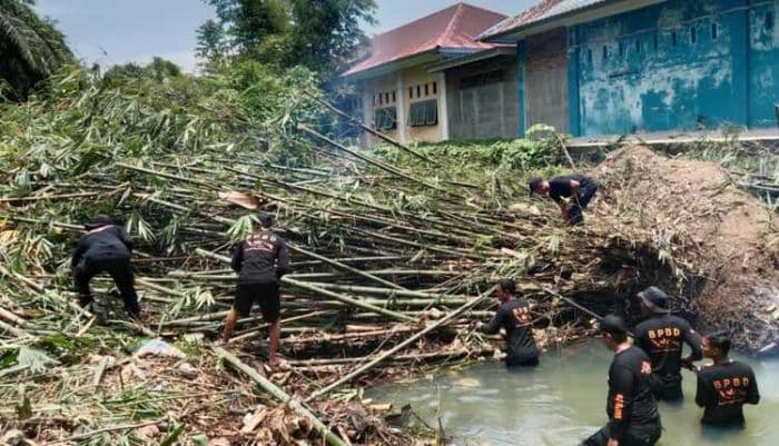 bpbd_binjai_normalisasi_sungai_bangkatan_dan_bersihkan_tumpukan_bambu