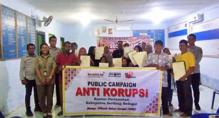 bpn_sergai_serahkan_24_sertifikat_tanah_di_hantaru_ke65