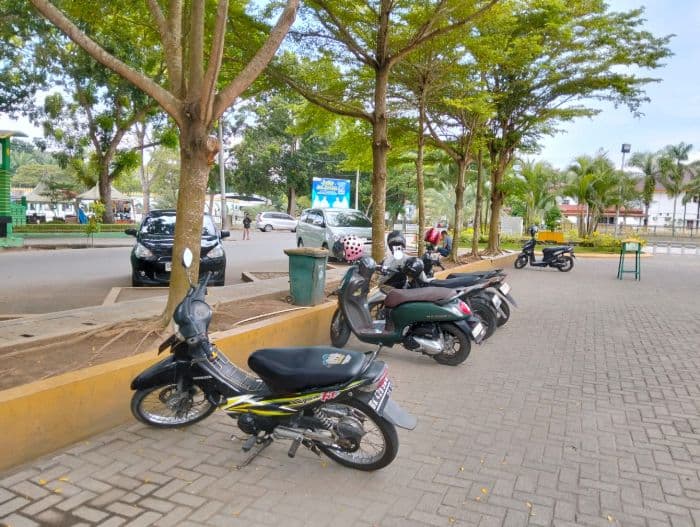 murid_man_2_deli_serdang_dikeluhkan_karena_parkir_sembarangan_di_halaman_masjid_agung