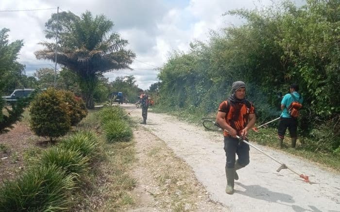 pac_pemuda_pancasila_sumbul_gotong_royong_bersihkan_jalan_6_km