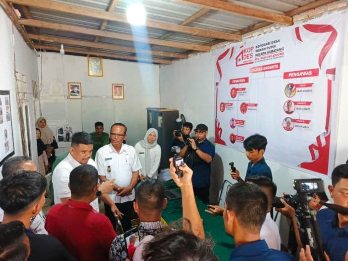 tinjau_di_labura_gubernur_bobby_nasution_886_koperasi_merah_putih_percontohan_beroperasi_tahun_ini