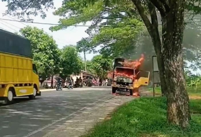truk_colt_diesel_dibakar_massa_usai_tabrak_motor_di_batu_bara