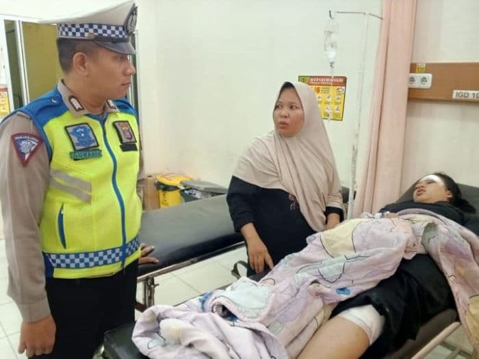 wanita_muda_dilarikan_ke_rs_usai_kecelakaan_di_gudang_apotik_sempurna_tebing_tinggi