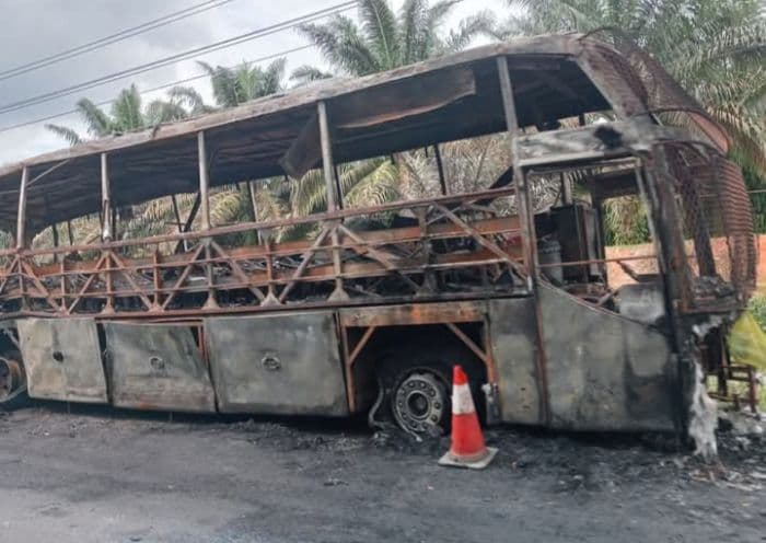bus_antar_provinsi_terbakar_di_jalinsum_asahan