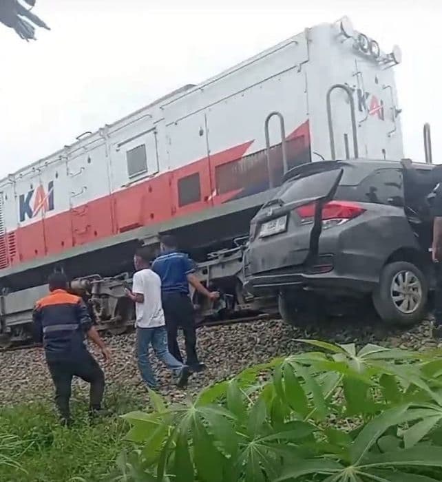 mobil_tertabrak_kereta_api_di_deli_serdang_satu_tewas_dan_dua_luka