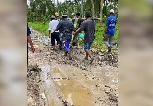 viral_warga_di_asahan_terpaksa_pikul_jenazah_lewati_jalan_berlumpur