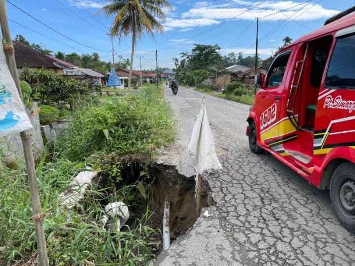 bahu_jalan_di_sidamanik_amblas_berpotensi_bahayakan_pengendara_