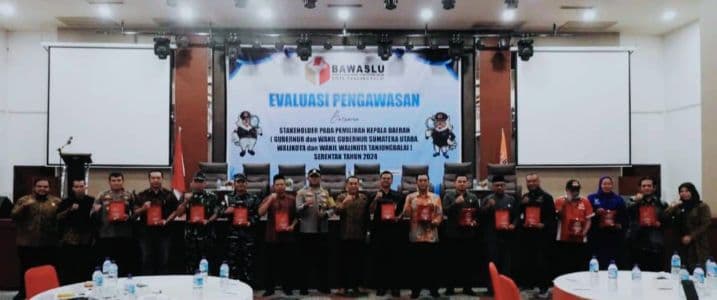 usai_pilkada_di_tanjungbalai_bawaslu_berikan_plakat_pada_mitra_strategis_pengawasan