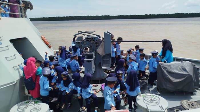 cinta_bahari_sejak_dini_anak_tk_dan_paud_kunjungi_kapal_perang_tni_al