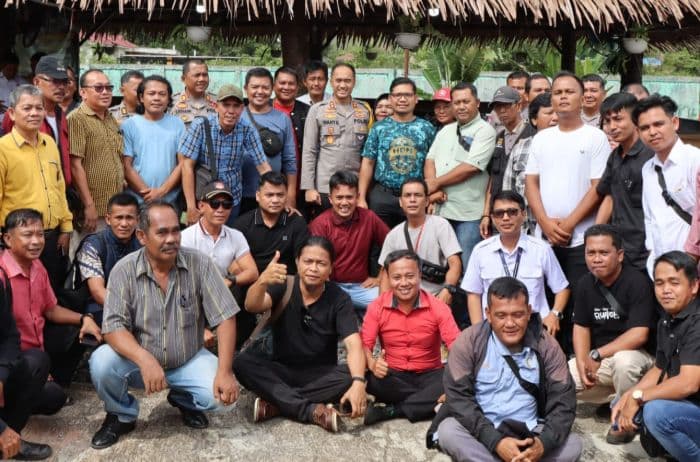 kapolres_tapteng_dan_wartawan_kopi_bareng_berharap_saling_tukar_informasi