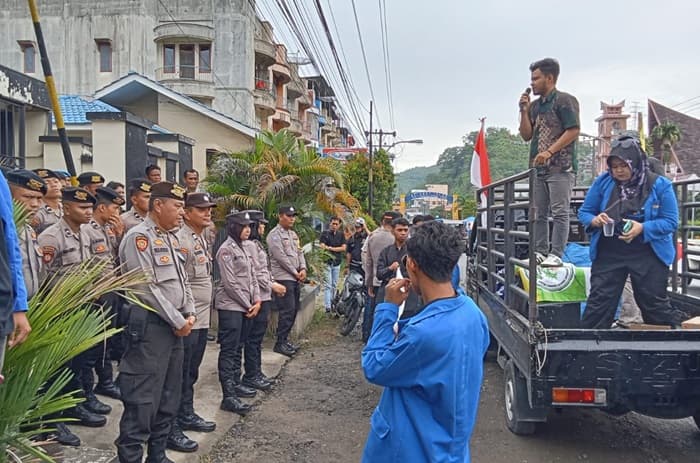 mahasiswa_demo_pn_sibolga_kecam_pelecehan_seksual_mahasiswi_magang