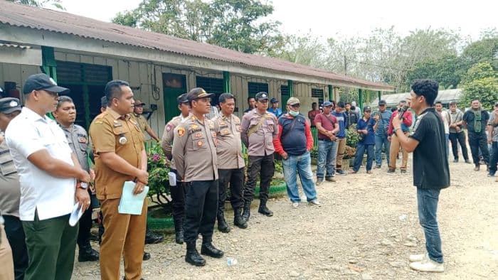 persoalan_hutan_warga_desa_sihopuk_baru_dan_sihopuk_lama_unjuk_rasa