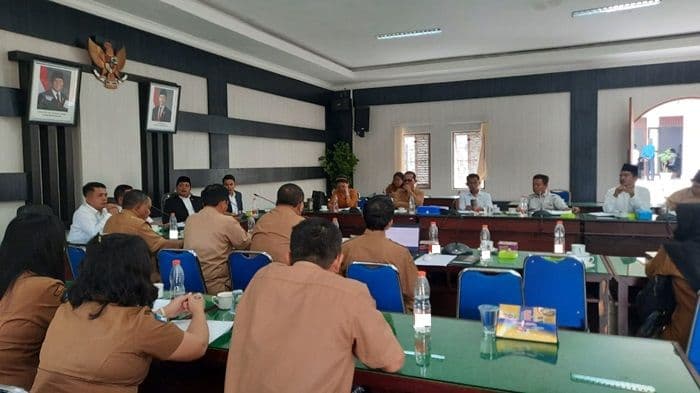 protes_kebijakan_regrouping_puluhan_kepsek_datangi_dprd_simalungun