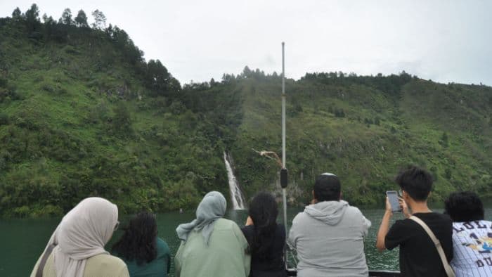 menikmati_keindahan_air_terjun_situmurun_mengalir_ke_danau_toba