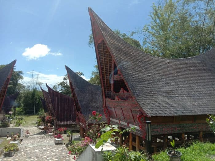 rumah_adat_batak_mencerminkan_filosofi_hidup_dibangun_di_desa_natolu