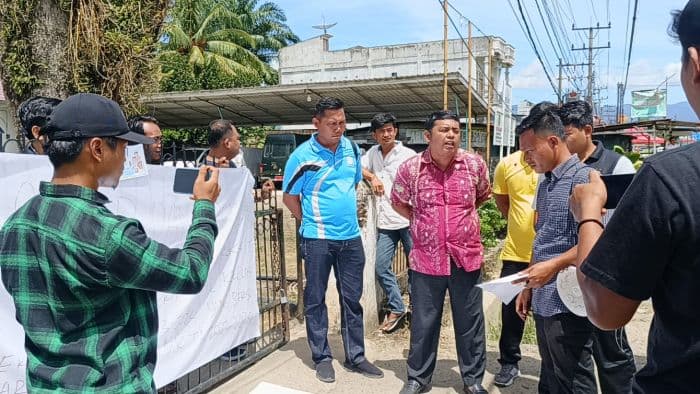satuan_mahasiswa_pemuda_peduli_sumut_tuntut_kejari_palas_periksa_kadis_p2kbp3a