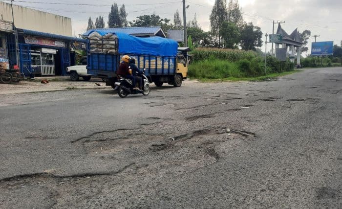 jalan_rusak_di_dame_raya_simalungun_ancam_keselamatan_warga_