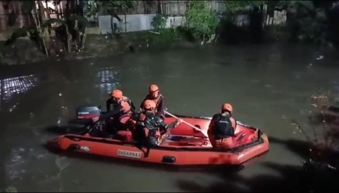 remaja_hanyut_di_sungai_deli_belum_ditemukan