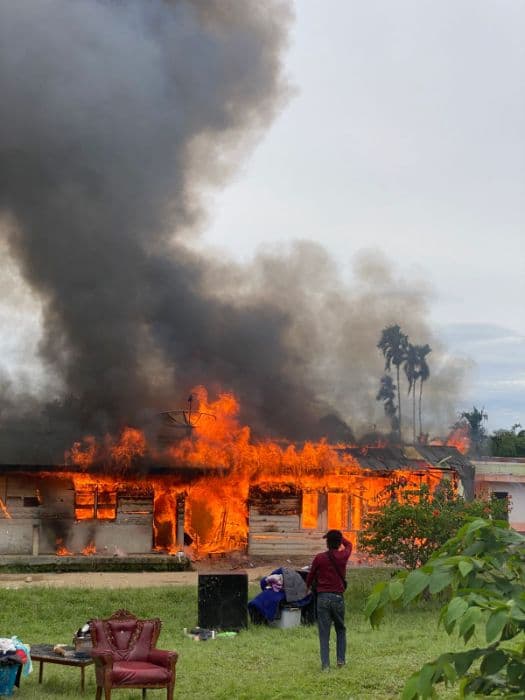 rumah_dinas_guru_di_sidamanik_terbakar_api_terus_meluas