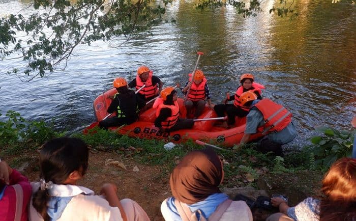 belajar_water_rescue_siswa_dan_mahasiswa_antusias_ikuti_pelatihan_bpbd_kota_medan