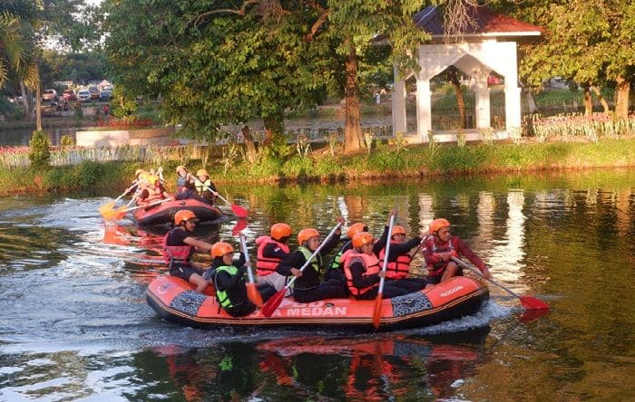 bpbd_medan_latih_siswa_dan_mahasiswa_teknik_water_rescue_di_taman_cadika
