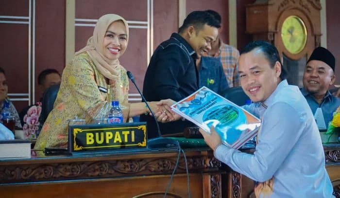 bupati_labuhanbatu_sampaikan_nota_keuangan_ranperda_perubahan_apbd_2025