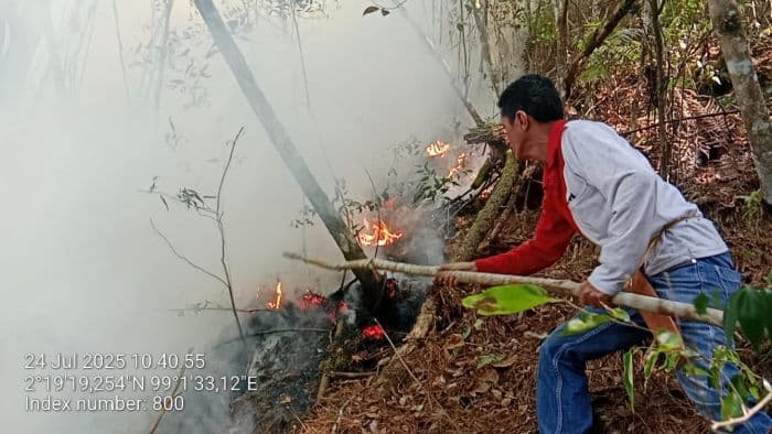 curah_hujan_bantu_padamkan_titik_api_di_dolok_tolong_kabupaten_toba