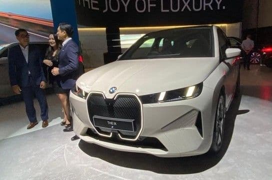 debut_perdana_bmw_ix_xdrive45_mendarat_di_giias_2025