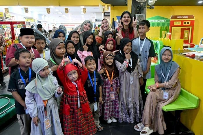 kahiyang_ayu_traktir_anak_yatim_belanja_baju_dan_sepatu_baru_jelang_tahun_ajaran_baru
