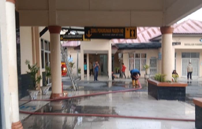 ruangan_cuci_darah_rsud_amri_tambunan_terbakar_keluarga_pasien_panik_berlarian_keluar