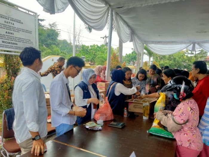 warga_serbu_pasar_murah_hari_bhakti_adhyaksa_kejari_asahan