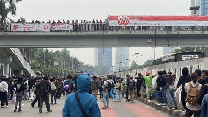 bentrok_di_depan_dpr_massa_demo_dibubarkan_enam_diamankan