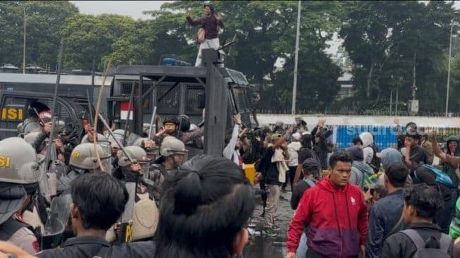 demo_di_depan_gedung_dprmpr_ricuh_polisi_semprot_water_cannon