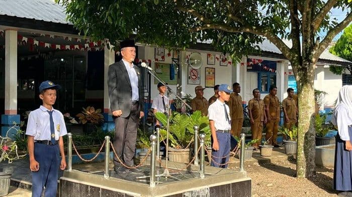 kembali_ke_sekolah_setelah_37_tahun_lumba_munthe_jadi_pembina_upacara_di_smpn_1_aekkota_batu