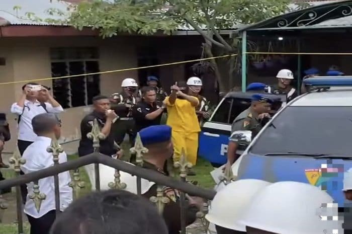 oknum_tni_bunuh_istri_acungkan_jari_tengah_usai_rekonstruksi