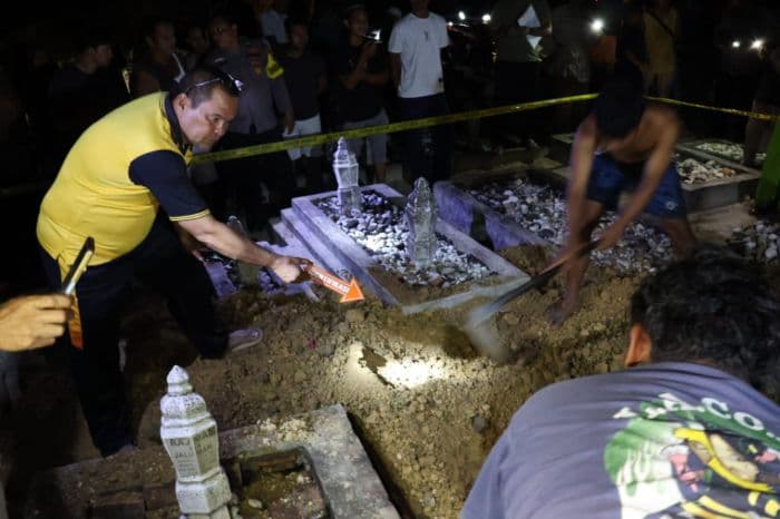 polisi_ekshumasi_jasad_gadis_yang_ditemukan_gantung_diri_dengan_perut_membesar_di_labusel