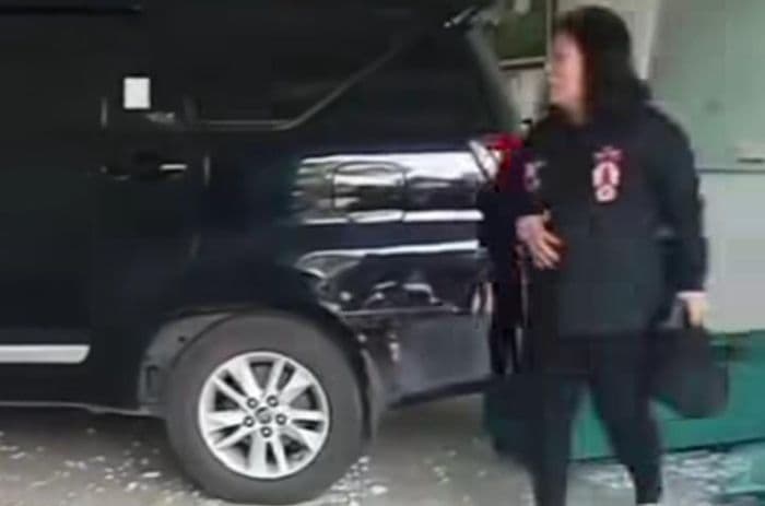 salah_injak_pedal_pengemudi_minibus_tabrak_ruko_di_medan_denai