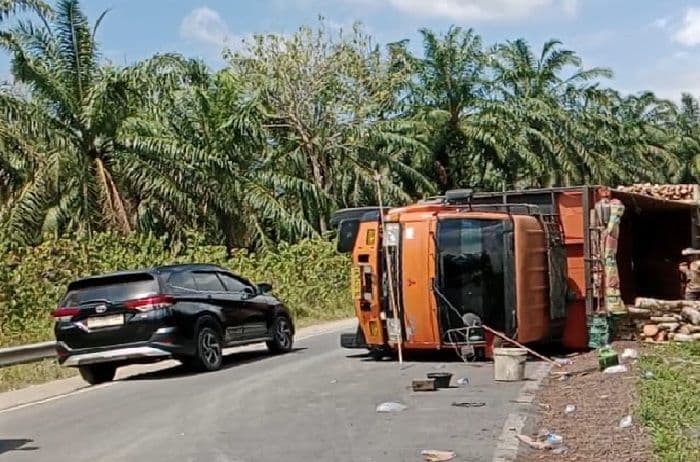 truk_fuso_bermuatan_palet_terguling_di_jalinsum_paluta_tak_ada_korban_jiwa