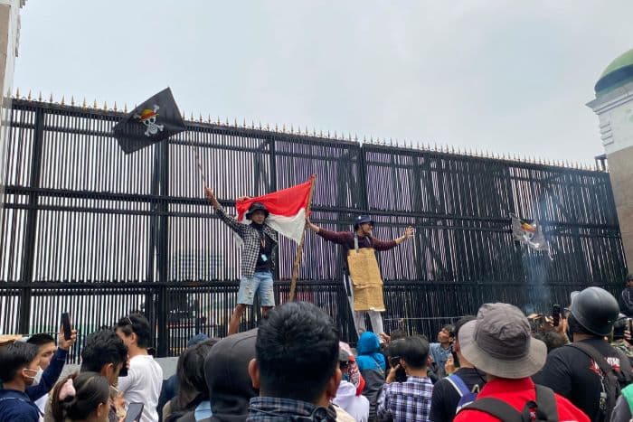 warga_yang_demo_di_gedung_dpr_kibarkan_bendera_one_piece