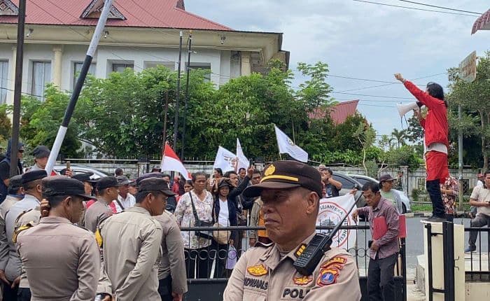 digugat_ptpn_iv_warga_gurilla_siantar_gelar_aksi_damai_di_depan_pengadilan_