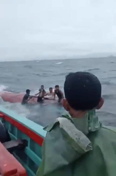 dihantam_ombak_besar_lima_nelayan_di_perairan_mursala_selamat