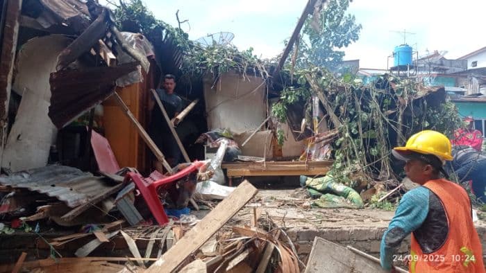 hujan_deras_dan_angin_kencang_tumbangkan_pohon_3_rumah_di_pematangsiantar_rusak
