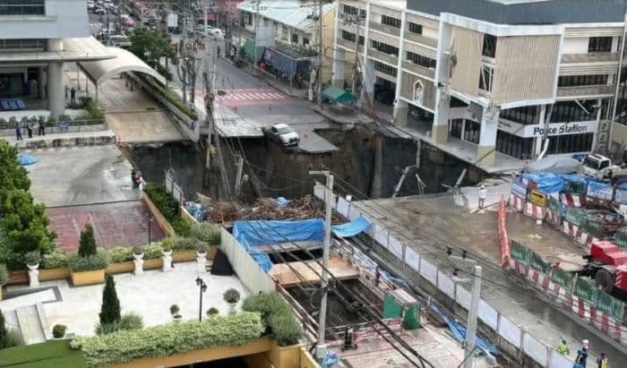 jalan_amblas_sedalam_50_meter_di_bangkok