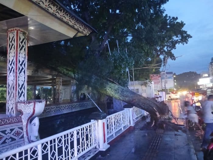 joglo_lapangan_h_adam_malik_pematangsiantar_rusak_tertimpa_pohon_dinas_pariwisata_tanggung_perbaikan