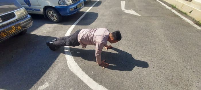 merokok_sambil_mengemudi_bripka_as_jalani_sanksi_disiplin