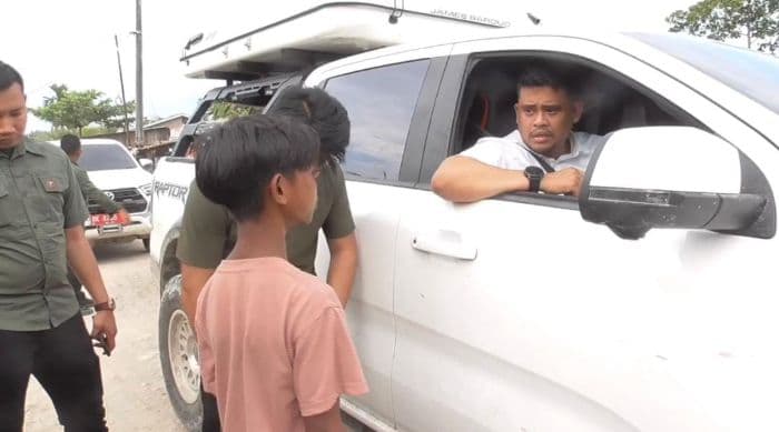 momen_gubernur_bobby_nasution_ajak_anak_penjual_salak_di_labura_lanjut_sekolah