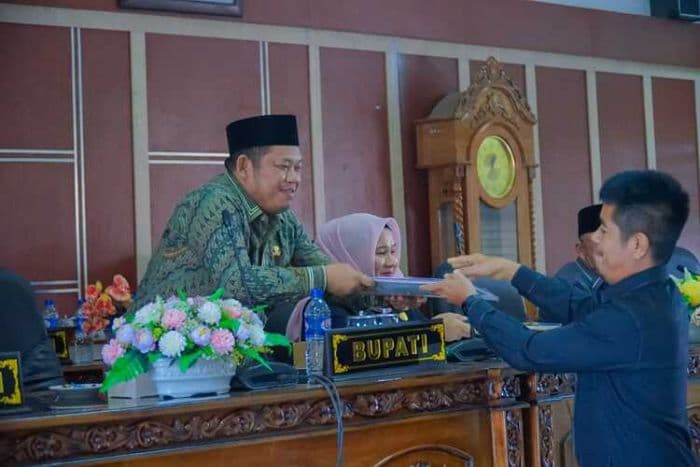 reses_iii_dprd_labuhanbatu_2025_wabup_jamri_hadiri_penyampaian_laporan