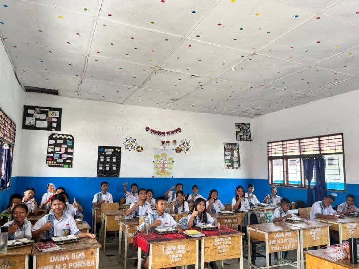 smp_negeri_2_porsea_salurkan_perdana_program_makan_bergizi_gratis_untuk_515_siswa