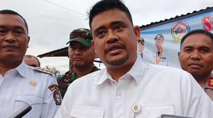 susuri_jalan_rusak_laburatoba_bobby_nasution_janji_perbaikan_dimulai_awal_2026