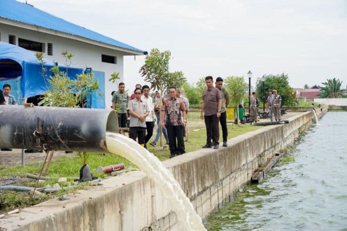 upaya_penanganan_banjir_wawako_medan_tinjau_kolam_retensi_martubung